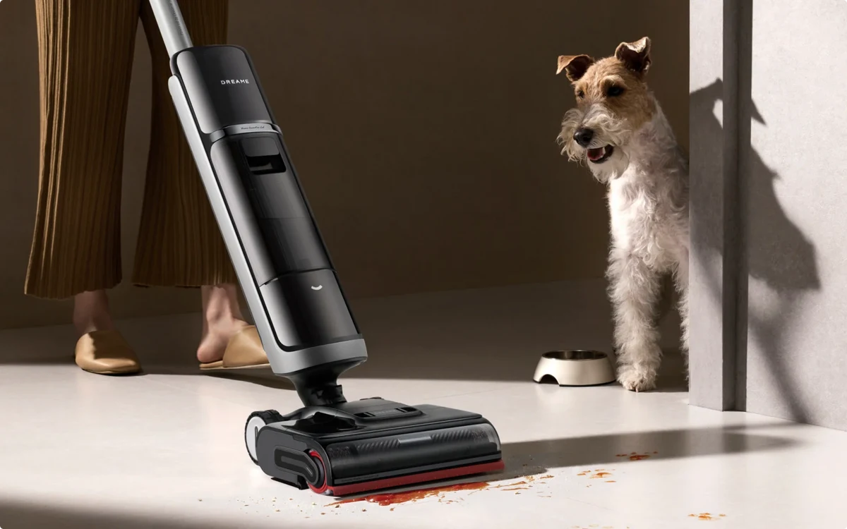 Dreame H15 Pro Heat sur un sol clair, à proximité d’un chien