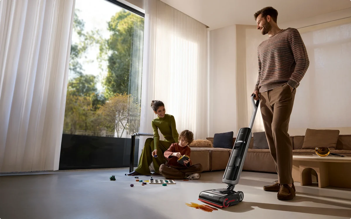 Dreame H15 Pro Heat utilisé dans un salon avec des personnes assises à proximité