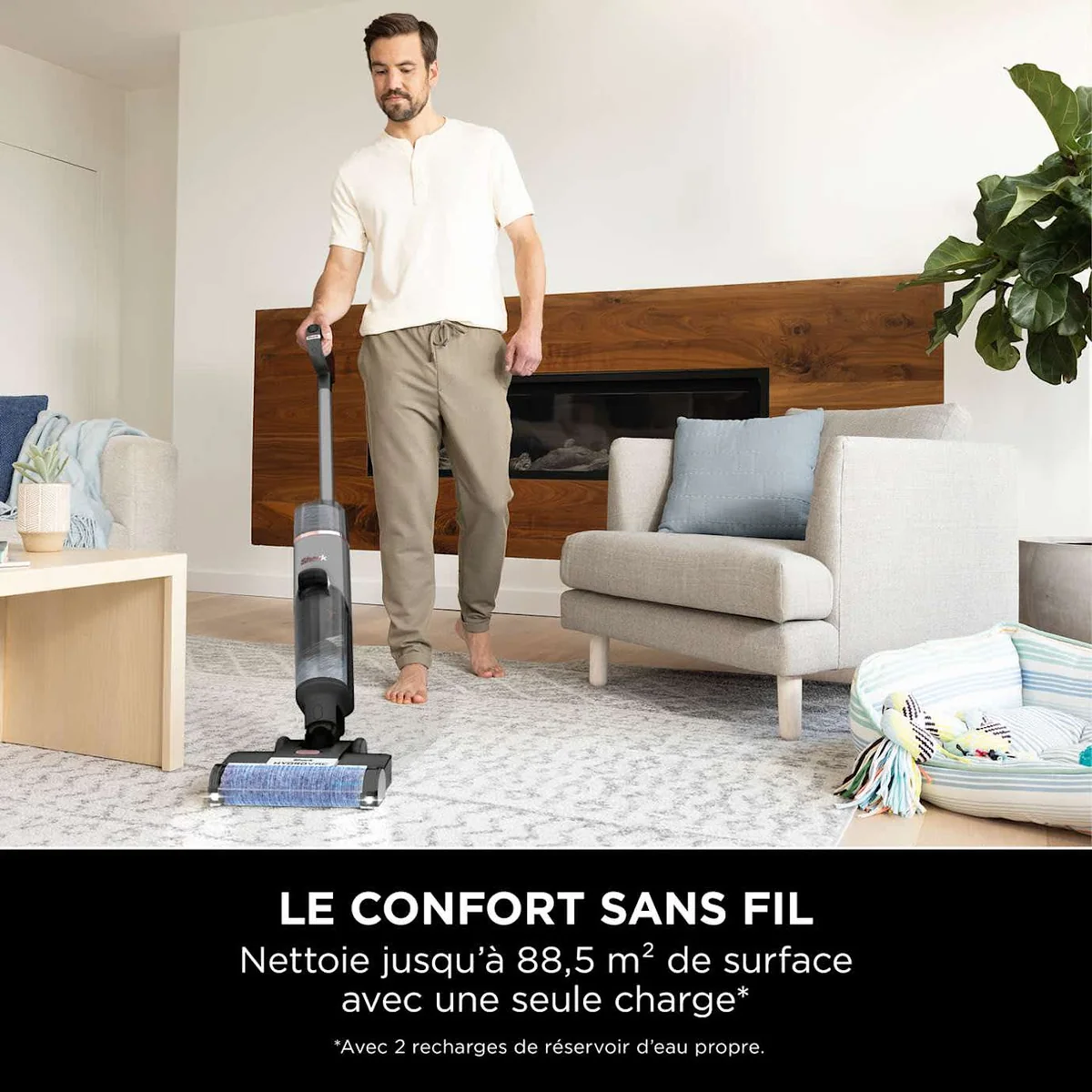 Visuel Shark HydroVac WD210EU montrant une personne dans un salon, accompagné du texte promotionnel du fabricant.