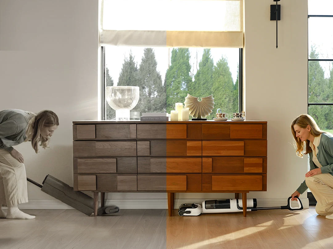 Tineco FLOOR ONE STRETCH S6 à plat sous un buffet en bois