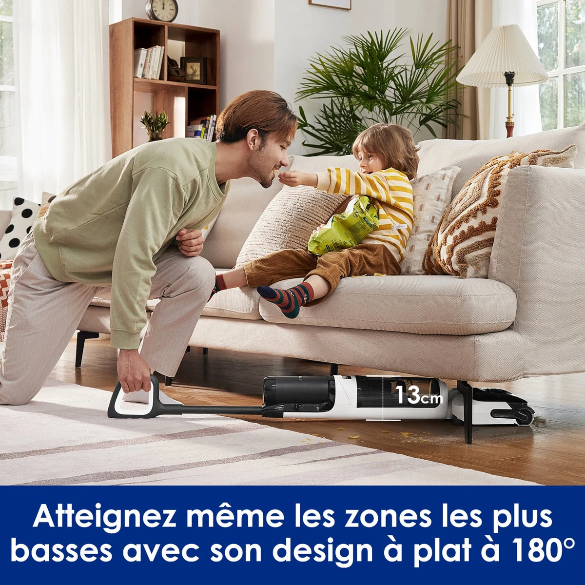 Tineco FLOOR ONE Switch S6 Stretch à plat sous un canapé, avec annotation du fabricant